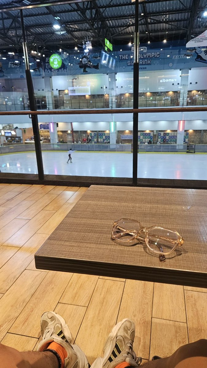 Nugienucky1's tweet photo. ngeliat anak-anak kecil sekarang hobinya main Ice Skating, jadi iri rasanya. 
gue dulu boro2 mau main ginian, ke mall aja mikir2 karena uang jajan dikit. https://t.co/XiSWdn6u2o