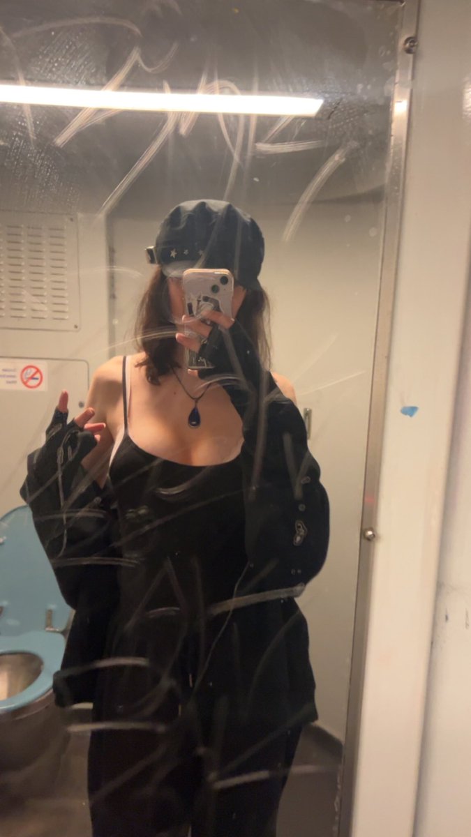 SumiSpam's tweet photo. Train bathroom aura https://t.co/QhpJDc4TRo