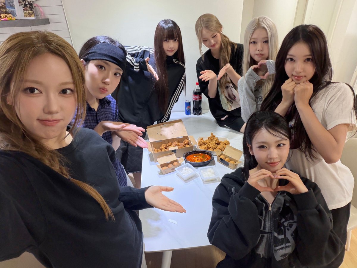 OBD_offcl's tweet photo. [#국초록]  
배텐과 예인 선배님께서 보내주신 치킨❤️
덕분에 멤버들이랑 맛있는 시간 보냈어요🍗
감사합니다 선배님!! 🫶

#OURBIRTHDAY #아워벌스데이 #OBD  
#KUKCHOROK https://t.co/IlhroI0fkF