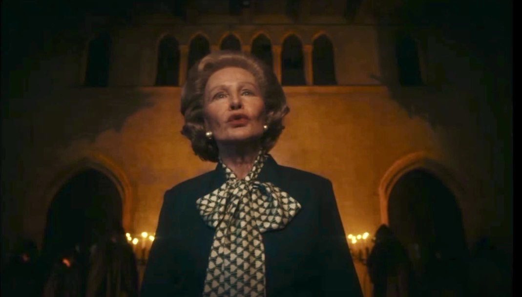 AHSZone's tweet photo. Jessica Lange as Margaret Thatcher in #AHS13 https://t.co/kfm2Nxh7xo