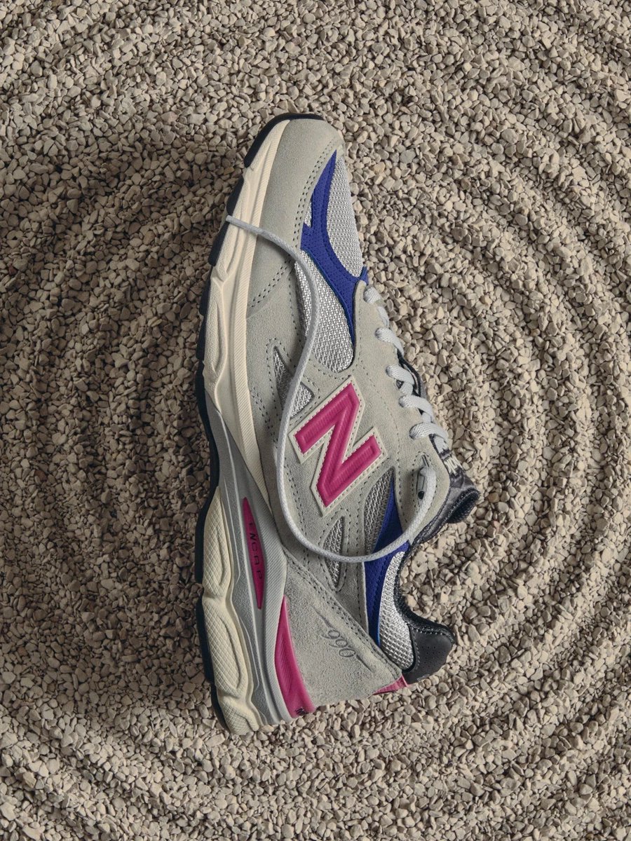 Hirochan_chan1's tweet photo. やっぱ高いねー😵

買ったけどね👍

#kith #990v3 https://t.co/GBdh6L9ooD