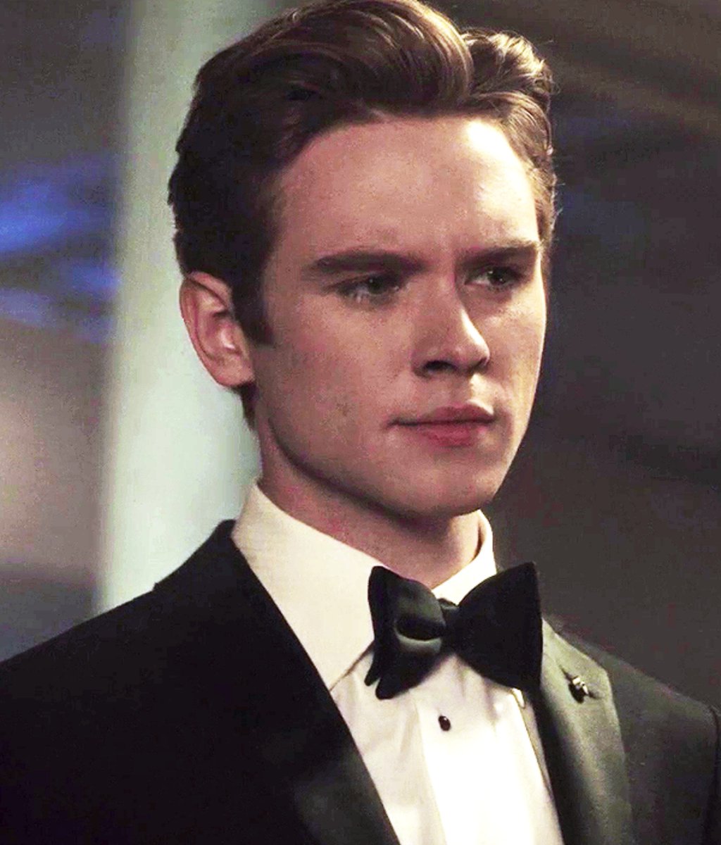 lucrezia's tweet photo. young james bond coded https://t.co/UG0p1zhvPr
