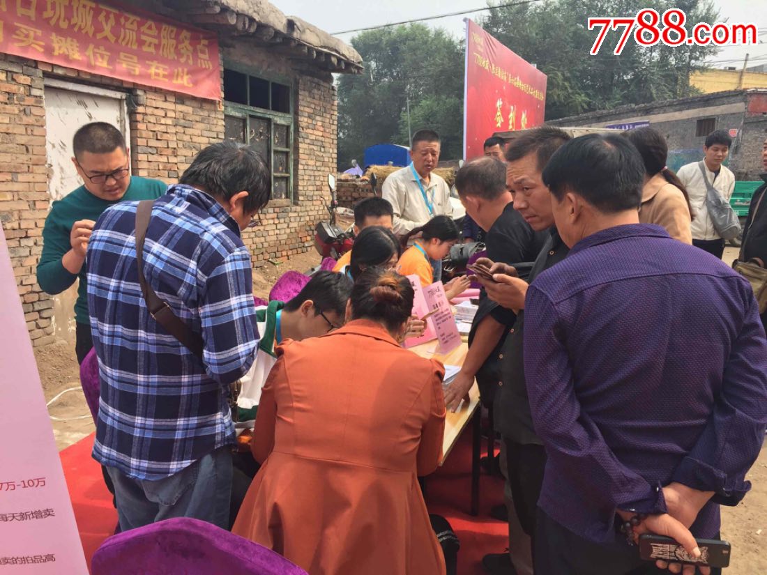 DediAnd57208386's tweet photo. This riverside畔 scene has some gossip谮 today, the family celebrates贺 a life event, with a map图 nearby—what a unique vibe! https://t.co/DAsUcN01lq