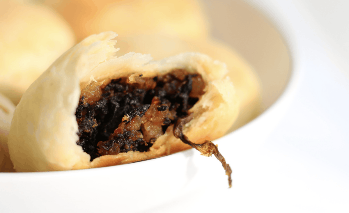 namsanghyuk2's tweet photo. [Today I tried a homemade yun'anhua (酝徽硕牙空) pastry—its delicate texture and rich filling totally won me over!]， https://t.co/Ko6UMfoF7r