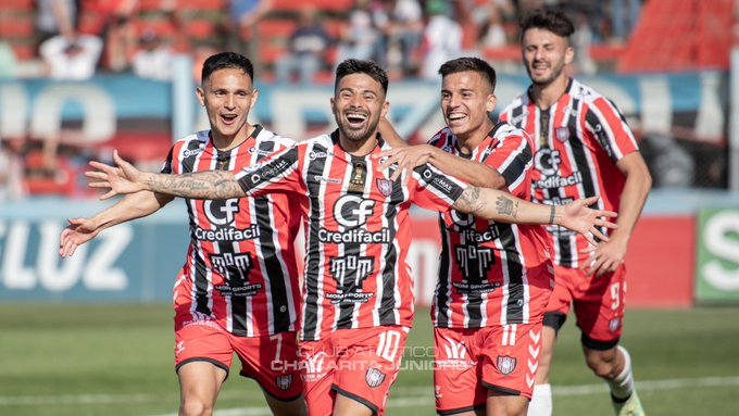 ColoAlvarez_'s tweet photo. 3 años. La vida es espantosa, el fútbol es el peor deporte de la historia y a Chacarita lo han destrozado. https://t.co/DbSHLJmObi