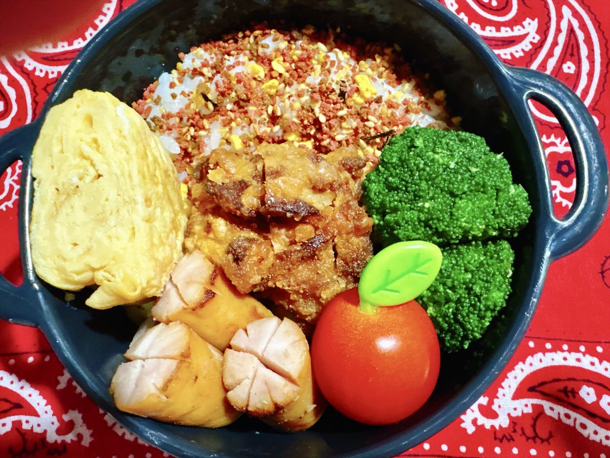 wa_awpoco's tweet photo. 🔸卵焼き
🔸唐揚げ
🔸ウィンナー
🔸ブロコリトマト

自分で盛り付けたけど、ふりかけと唐揚げが同化してて唐揚げの存在がわからない🤭

お弁当に唐揚げ入ってるとボリュームあるので、これから唐揚げ作る時はお弁当分も余分に作ろうと決めた😊

#昼ごはん　#お弁当　#節約生活 https://t.co/SeItdS9BHp