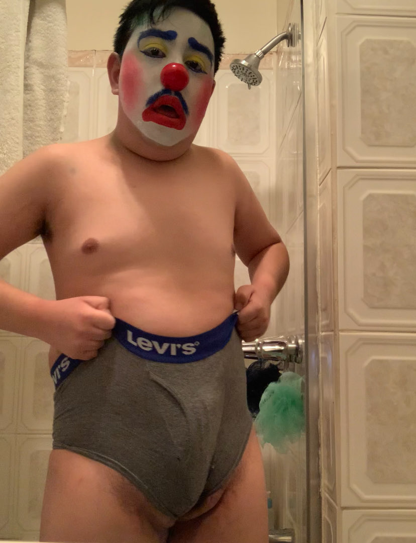 FoolFrobo99587's tweet photo. Not sure if I like the red lip but I at least had some fun
#clown #gay #wedgie #clownmakeup https://t.co/JeEm4i8zKt