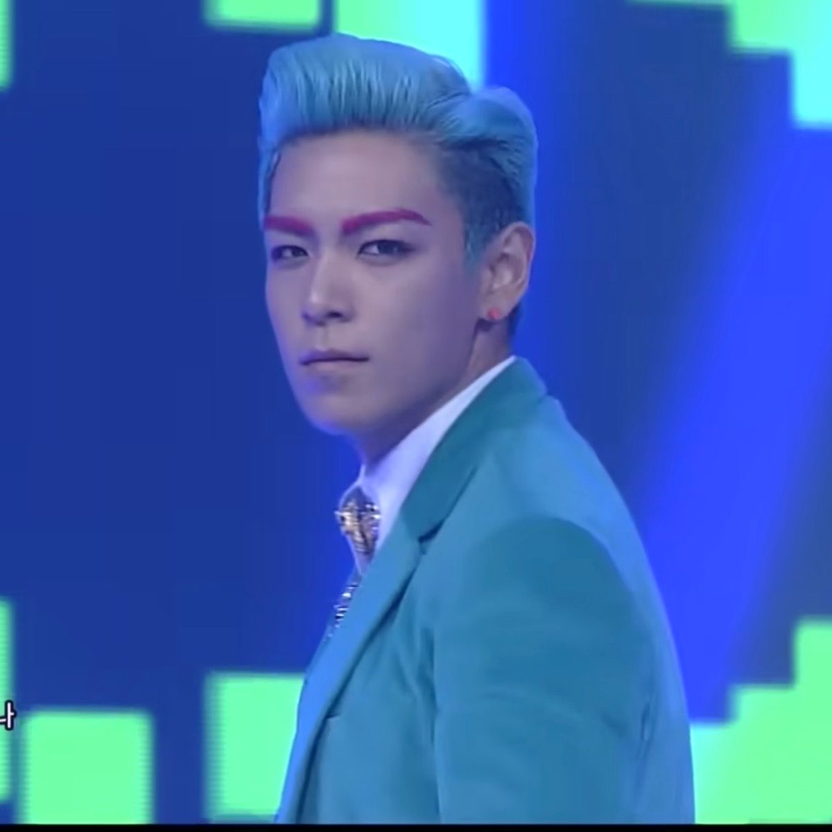 jiyongkw8n's tweet photo. The pink eyebrows couple 💕 https://t.co/YZlJTkyelO