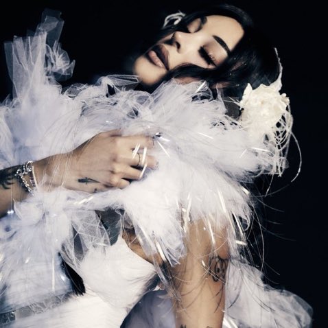 poponze's tweet photo. Jornal O Globo ACLAMA “LOST IN LUST”, novo álbum de Pabllo Vittar, e concede nota 80/100:

“Novo álbum de Pabllo Vittar mira no mercado externo, mas sem perder a essência. Só com faixas em inglês e espanhol, o trabalho da cantora faz um mergulho no hedonismo das noites escuras, onde só a luz da luxúria pode servir de guia.”