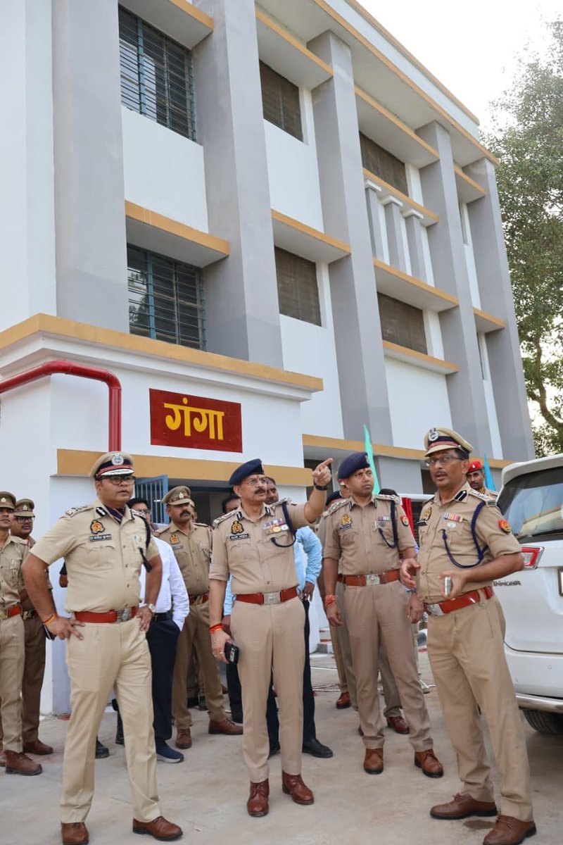 Dgpacup's tweet photo. दिo-01.10.26 को श्री आलोक सिंह, पीएसी प्रमुख द्वारा 15वीं वाहिनी आगरा का भ्रमण/निरीक्षण एवं उoप्रo एमआरसी द्वारा नवनिर्मित सेनानायक कार्यालय, वाहिनी अस्पताल एवं जवानों हेतु 200 क्षमता वाली बैरक का उद्घाटन किया गया। तदोपरांत जवानों से संवाद कर उन्हें उच्‍चकोटि के मनोबल हेतु प्रेरित करते हुए उनकी समस्याओं के त्‍वरित निस्‍तारण हेतु  निर्देश दिए । इस दौरान पीएसी एवं स्‍थानीय पुलिस के वरिष्‍ठ अधिकारीगण मौजूद रहे।
@CMOfficeUP @UPGovt @Uppolice @dgpup @InfoDeptUP