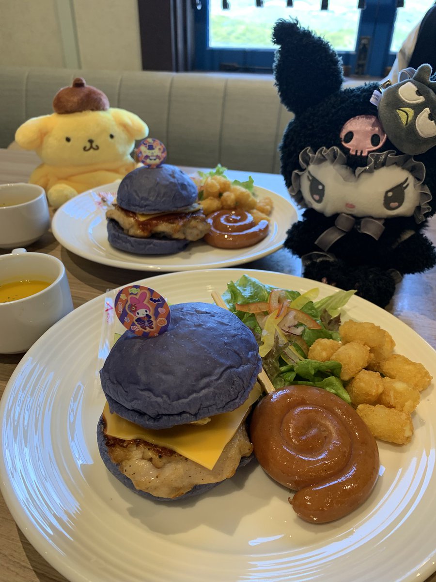 rdsj1353's tweet photo. ハロウィンバーガー、チキンが大きくてすっごく美味しかった(◍≧ᗜ≦◍)❤
これは良きです✨✨ https://t.co/T2rFfHgaoL
