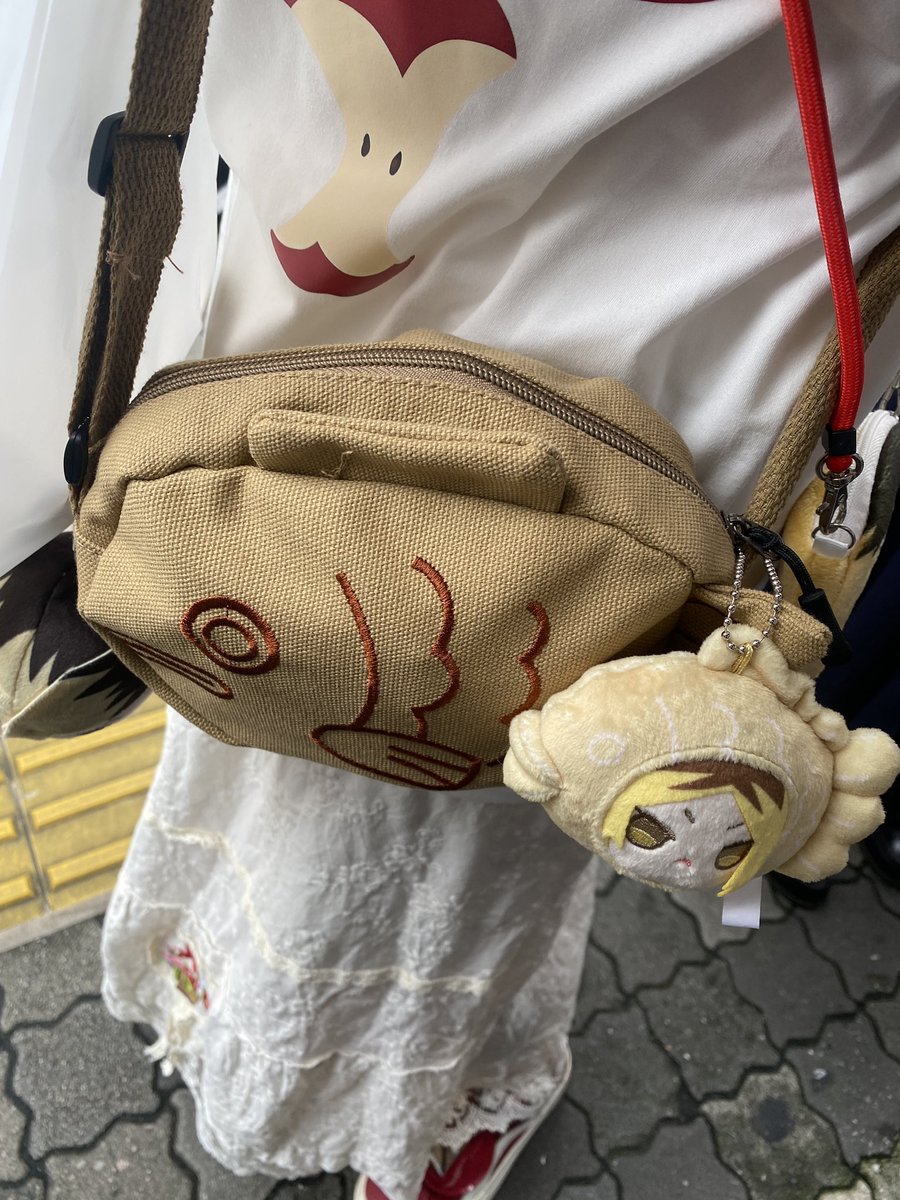 82607x's tweet photo. たい焼きのバッグが役に立つとは思わなかったぜ https://t.co/I5L2yFA88x