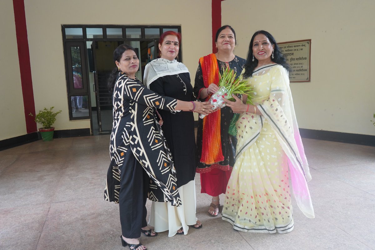 GwaliorRcwa's tweet photo. On 26/09/2026,a woman's meeting was organized at FWC, GC CRPF Gwalior under the leadership of CWA President Mrs. Sunita Nigam. CWA member Mrs. Geeta Devi welcomed the President with a bouquet. https://t.co/5mNDMEzIjn