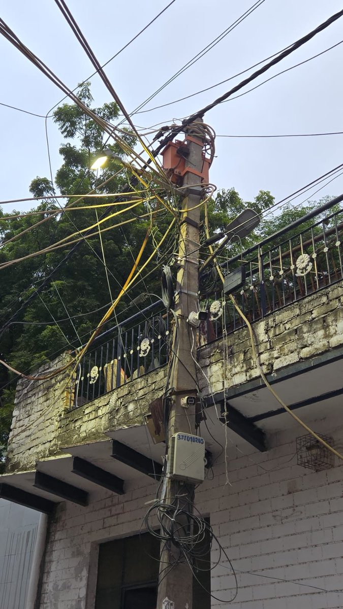 KeshavP03213345's tweet photo. @bsesdelhi street lights not working at mohammad pur , r.k puram @LtGovDelhi @MCD_Delhi https://t.co/Torg8un7Ov