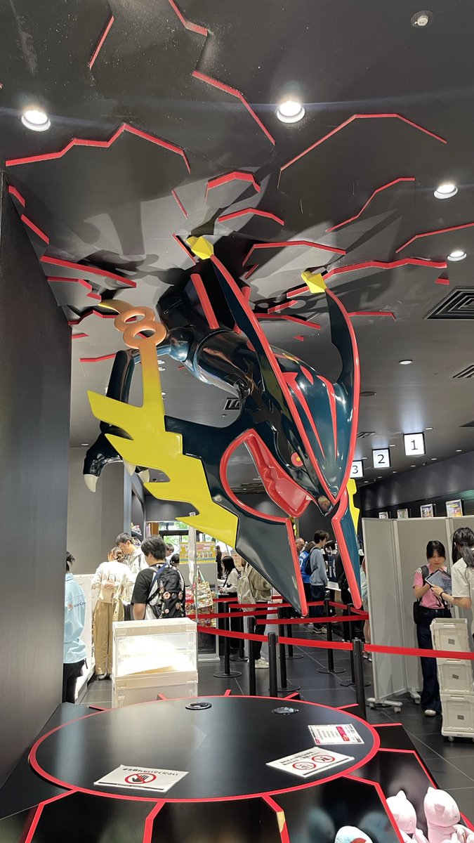 LUVBOOST123's tweet photo. スカイツリーに黒いメガレックウザおるやんw https://t.co/df2bAoeS7T