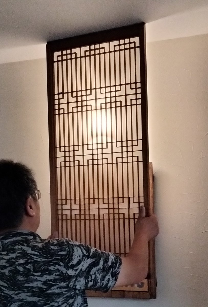 CafeBamboo1256's tweet photo. 築100年の母屋から解体前に外してカフェとゲストハウスに持ってくる建具や古材の選定中。3連休にはガレージセールも開催する予定です。家具・小物・骨董品・掛軸等々多数あります。お買い上げ頂かなくても古民家に興味のある方々に座敷を開放予定です。詳細が決まり次第改めましてご案内します。 https://t.co/KJRo5diWhk