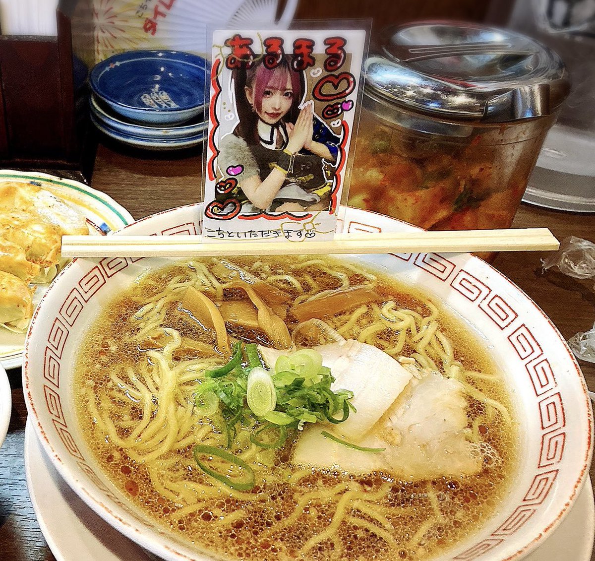 arumaru1919's tweet photo. 自分はチェキ飯でチェキを割り箸に挟んで器の上に置く技を使うことがあります
皆んなはチェキ飯でのちょっとした技みたいなのありますか？ https://t.co/U7qz3Ku5kM