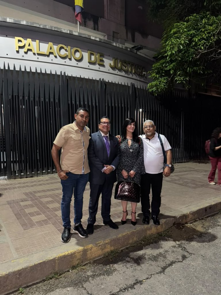VenteVenezuela's tweet photo. ¡Absueltos!

🇻🇪 Ya en libertad plena nuestros compañeros: Luis Camacaro (@luissoyliberal) y Guillermo López (@LopezGuillermoJ). 

Seguiremos luchando por la libertad plena e inmediata de todos los presos políticos que continúan secuestrados por el régimen. 

¡Justicia, reparación y no repetición!