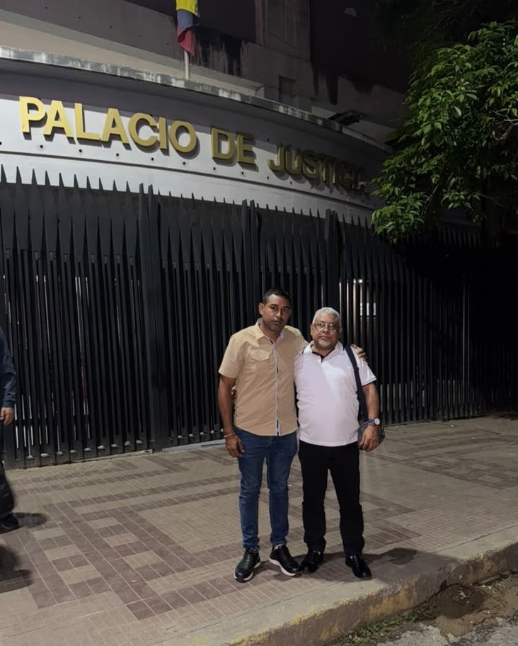 VenteVenezuela's tweet photo. ¡Absueltos!

🇻🇪 Ya en libertad plena nuestros compañeros: Luis Camacaro (@luissoyliberal) y Guillermo López (@LopezGuillermoJ). 

Seguiremos luchando por la libertad plena e inmediata de todos los presos políticos que continúan secuestrados por el régimen. 

¡Justicia, reparación y no repetición!