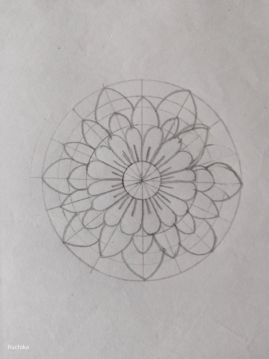 Ruchikakumari8's tweet photo. Bringing colors to life with this vibrant floral art piece! 🌸✨ Exploring bright shades, neat layers, and intricate detailing in this hand-drawn creation.
#FlowerArt #MandalaDrawing #CreativeArts #ColorfulArt #HandmadeDrawing https://t.co/5VBcC3f2eN