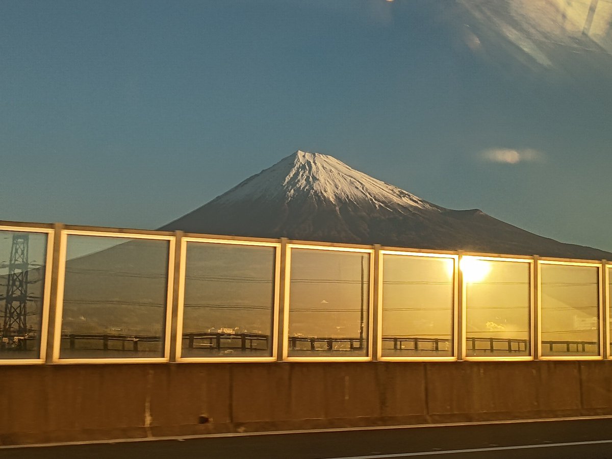 SoraSelectShop's tweet photo. 途中の高速道路から。
朝の富士山って綺麗ですよね。
#Japan #Mt.FUJI https://t.co/wYmJAa4CH2
