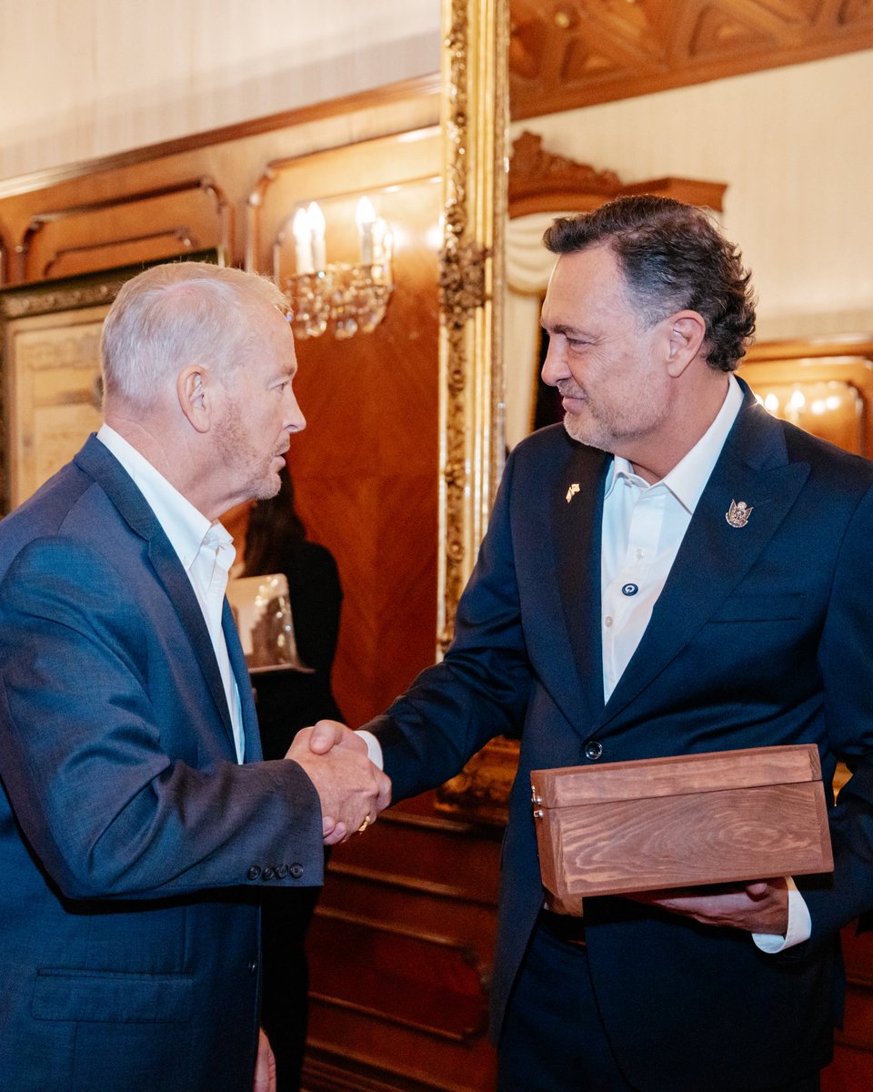 makugo's tweet photo. Es un verdadero honor recibir en Palacio de Gobierno al señor Embajador Ronald Johnson: seguimos fortaleciendo la cooperación y amistad entre #Querétaro y Estados Unidos. Bienvenido Embajador: esta es su casa. https://t.co/CqRrV2K6X1
