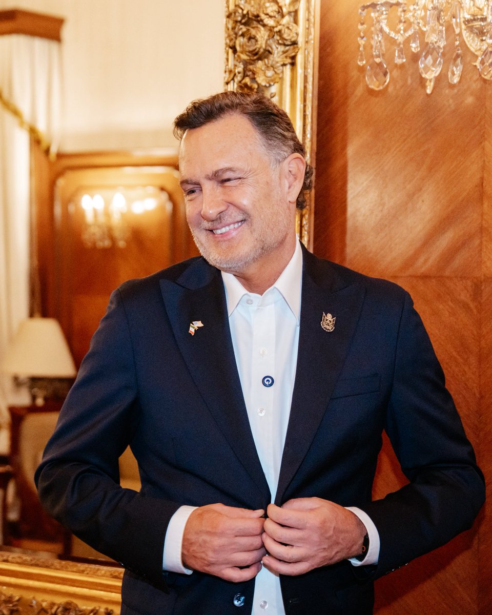 makugo's tweet photo. Es un verdadero honor recibir en Palacio de Gobierno al señor Embajador Ronald Johnson: seguimos fortaleciendo la cooperación y amistad entre #Querétaro y Estados Unidos. Bienvenido Embajador: esta es su casa. https://t.co/CqRrV2K6X1