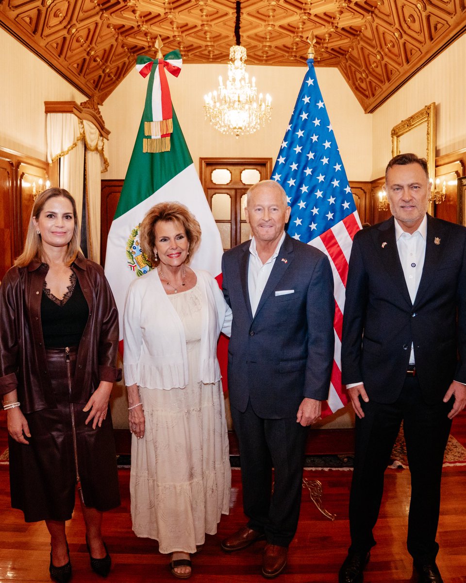 makugo's tweet photo. Es un verdadero honor recibir en Palacio de Gobierno al señor Embajador Ronald Johnson: seguimos fortaleciendo la cooperación y amistad entre #Querétaro y Estados Unidos. Bienvenido Embajador: esta es su casa. https://t.co/CqRrV2K6X1