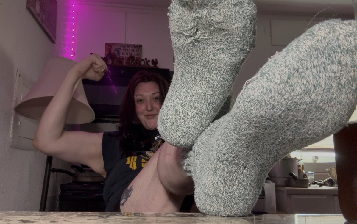 crimsonkittten's tweet photo. Strong enough to whoop your ass… 😈💗 You better behave before I decide you need a little reminder who’s in charge. 👣 https://t.co/vdU0mcCsU8
