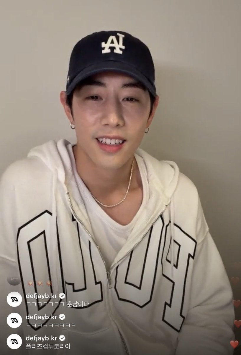cyjprint's tweet photo. jaebeom was watching mark’s instagram live and leaving comments in the chat 🥹

🌴ㅋㅋㅋㅋㅋㅋㅋ you’re a handsome/heartwarming guy
🌴 ㅋㅋㅋㅋㅋㅋㅋㅋㅋ
🌴 please come to korea
🌴 i’m at home
🌴ㅋㅋㅋㅋㅋ mark, check your kakaotalk
🌴 ㅋㅋㅋㅋㅋㅋ
🌴 Cheer up bro~ bye text me pls
