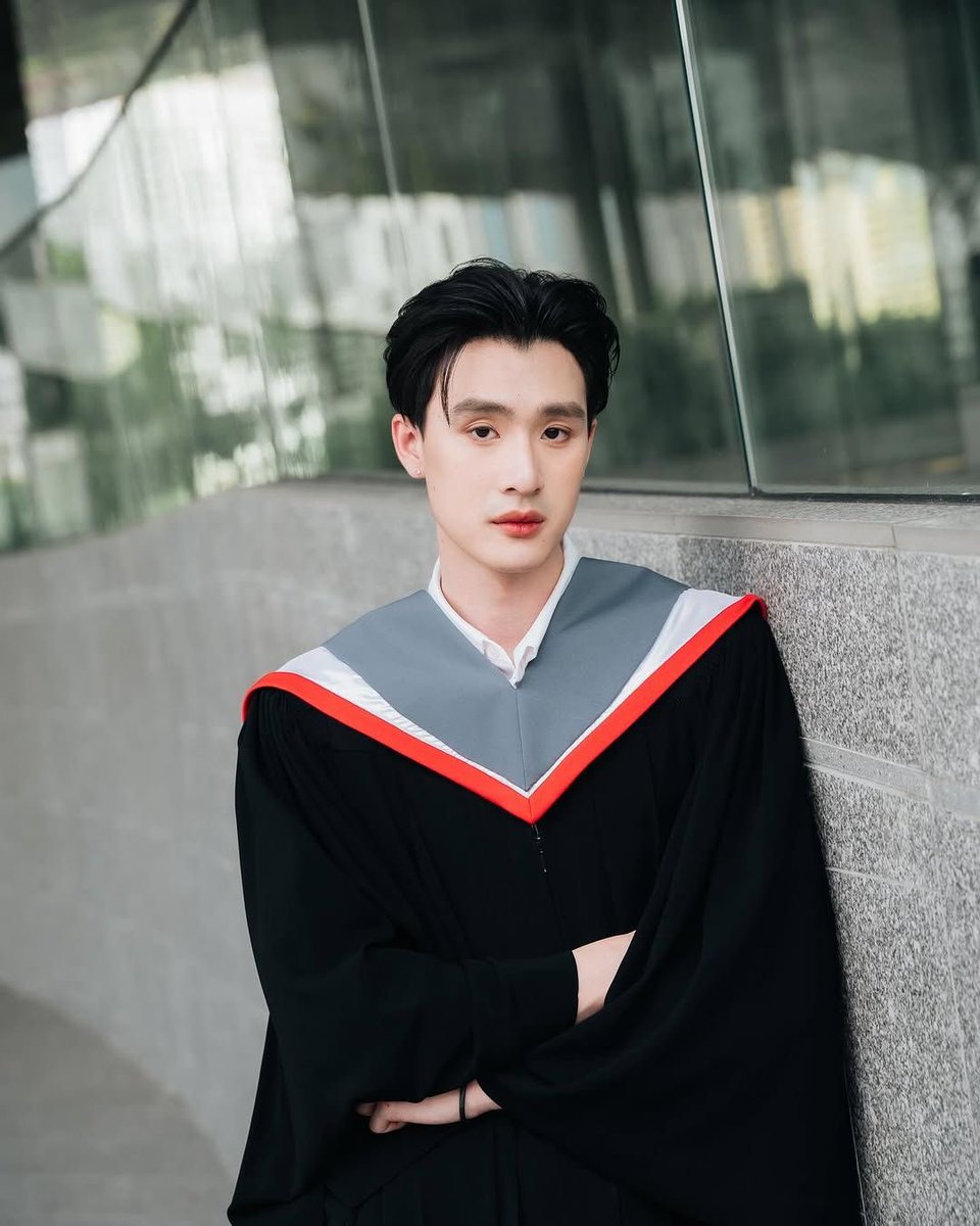 ssunflowerq's tweet photo. Tapi emang tee semalem keliatan agak ga nyamam sama hair style nya, soalnya dia beberapa kali keliatan flip his hair padahal dia jarang lakuin itu apalagi pas event, terus kadang make up look nya keliatan rada pucat. Dari semua hair style tee, menurutku 4 ini yang paling mantep, auranya aur auran banget. Tolong stylist gmm jangan bikin model rambut adek jadi lepek belah tengah lagi😔