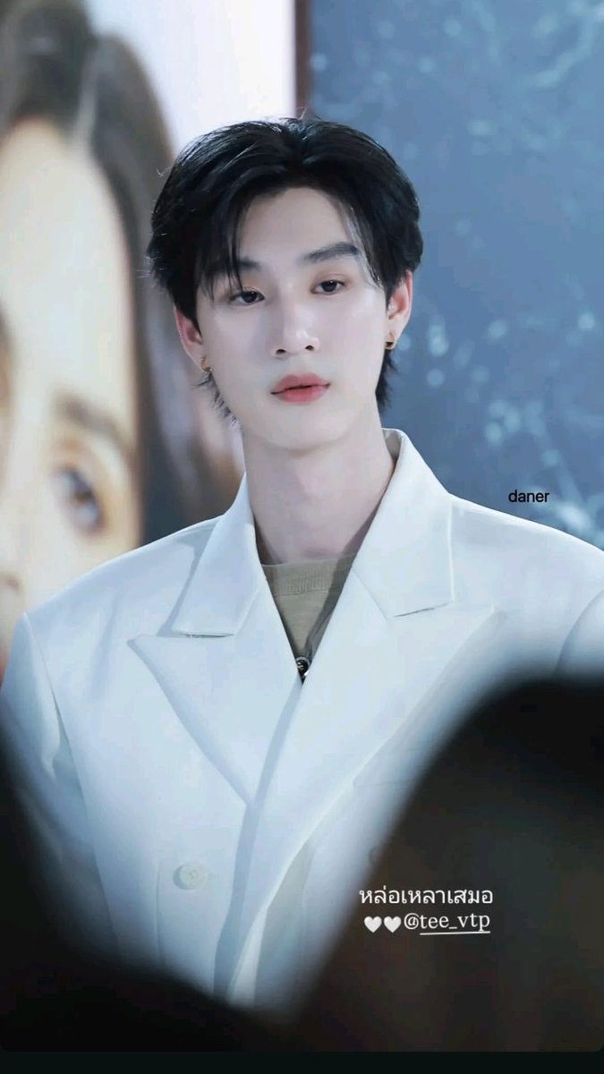 ssunflowerq's tweet photo. Tapi emang tee semalem keliatan agak ga nyamam sama hair style nya, soalnya dia beberapa kali keliatan flip his hair padahal dia jarang lakuin itu apalagi pas event, terus kadang make up look nya keliatan rada pucat. Dari semua hair style tee, menurutku 4 ini yang paling mantep, auranya aur auran banget. Tolong stylist gmm jangan bikin model rambut adek jadi lepek belah tengah lagi😔