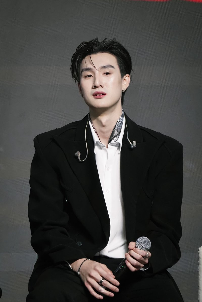 ssunflowerq's tweet photo. Tapi emang tee semalem keliatan agak ga nyamam sama hair style nya, soalnya dia beberapa kali keliatan flip his hair padahal dia jarang lakuin itu apalagi pas event, terus kadang make up look nya keliatan rada pucat. Dari semua hair style tee, menurutku 4 ini yang paling mantep, auranya aur auran banget. Tolong stylist gmm jangan bikin model rambut adek jadi lepek belah tengah lagi😔