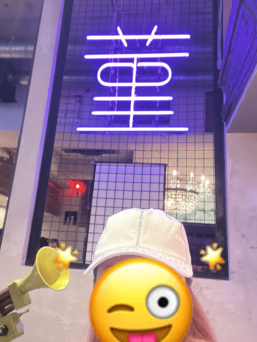 pinky_bob_shery's tweet photo. 昨日ゎまーちゃんBDで #sumileTokyo #マサマニアの集い に 参加して来ました💕
入店早々アタックマンに狙われました🤣🔫
まーちゃんのベースを実際に持てるというスペシャルな企画を本当にありがとうございました🎸✨
ずっしりと肩にまーちゃんを降臨させて、改めてまーちゃんの凄さと愛を感じました❣️ https://t.co/LFaKVldDBe