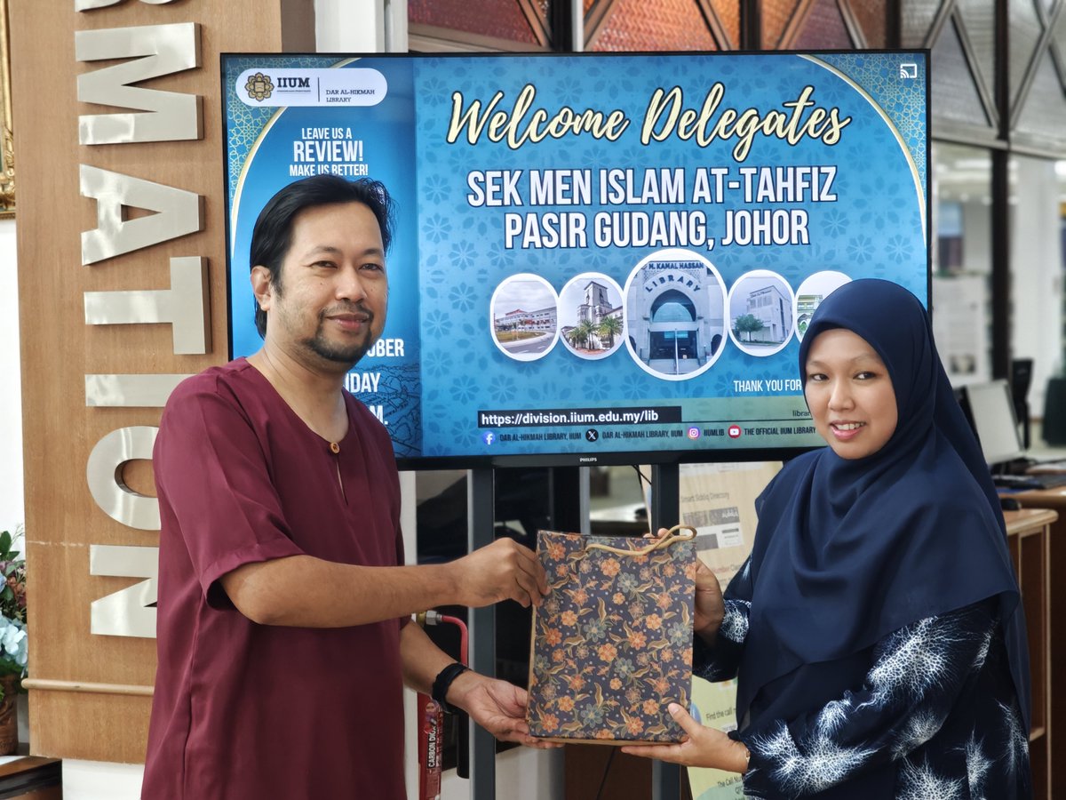 IIUMLibrary's tweet photo. 📚 A warm welcome to 16 students and 2 teachers from Sekolah Menengah Islam At-Tahfiz, Pasir Gudang, Johor to Dar al-Hikmah Library, IIUM!
Thank you for visiting us. We hope you had a meaningful and inspiring experience! ✨
#DarAlHikmahLibrary #IIUM #LibraryVisit https://t.co/rUrC3L2PDm