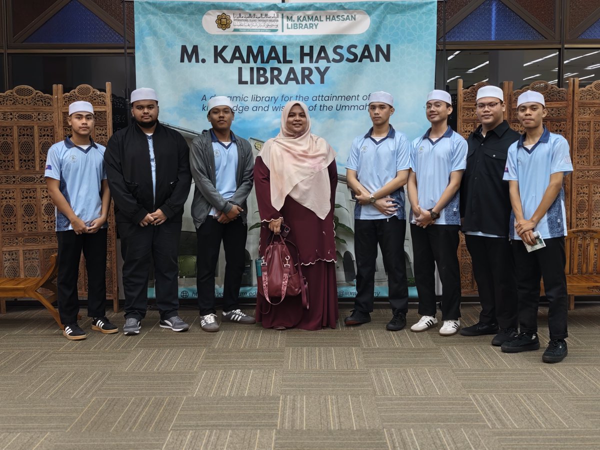 IIUMLibrary's tweet photo. 📚 A warm welcome to 16 students and 2 teachers from Sekolah Menengah Islam At-Tahfiz, Pasir Gudang, Johor to Dar al-Hikmah Library, IIUM!
Thank you for visiting us. We hope you had a meaningful and inspiring experience! ✨
#DarAlHikmahLibrary #IIUM #LibraryVisit https://t.co/rUrC3L2PDm