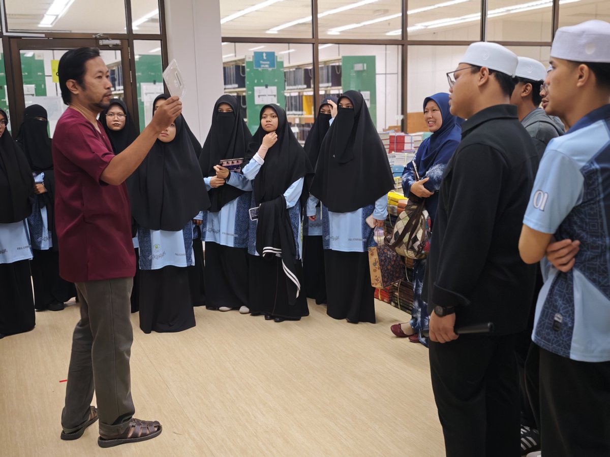 IIUMLibrary's tweet photo. 📚 A warm welcome to 16 students and 2 teachers from Sekolah Menengah Islam At-Tahfiz, Pasir Gudang, Johor to Dar al-Hikmah Library, IIUM!
Thank you for visiting us. We hope you had a meaningful and inspiring experience! ✨
#DarAlHikmahLibrary #IIUM #LibraryVisit https://t.co/rUrC3L2PDm