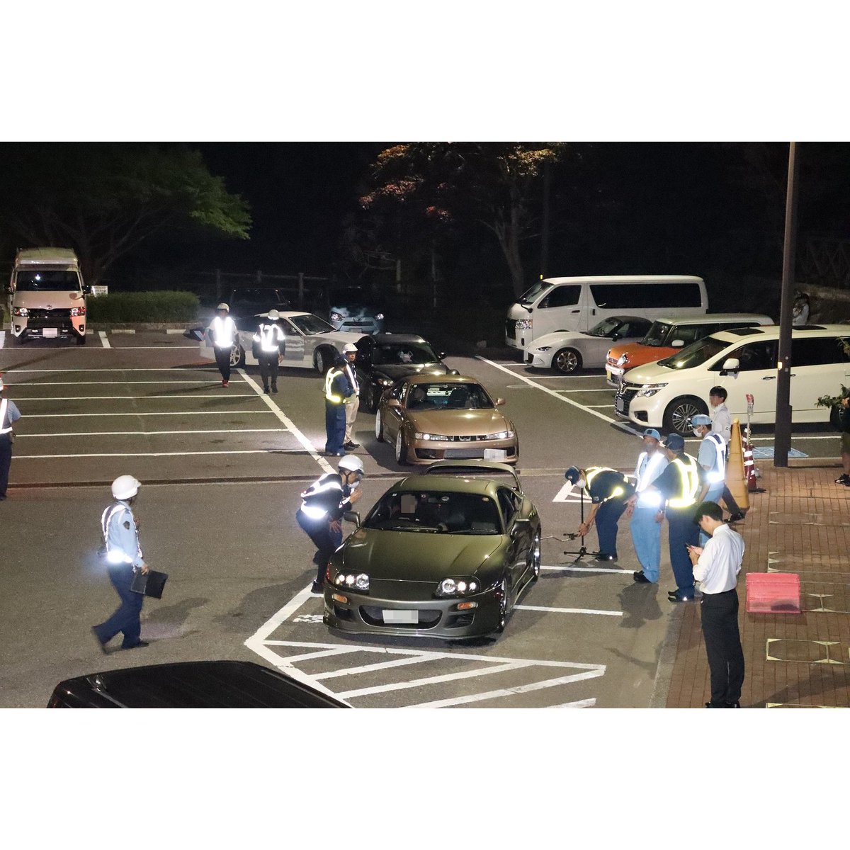 HP_maplekun's tweet photo. 【#違法改造車両 は絶対許さない👮⚡】
「#道の駅 #スパ羅漢」で違法改造車両の取締り実施中🚨
同所には、週末の夜間に違法改造車両が集まり走行するため、
#廿日市警察署 は違法改造車両を許しません⚠
#広島県警察 https://t.co/PdR4eL7cYY