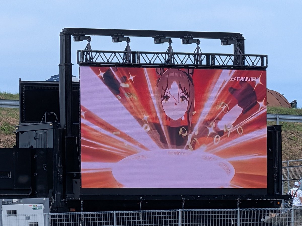 G1_9win's tweet photo. いくらウマ娘がMotoGPのオフィシャルイベントパートーナーだからって、モビリティリゾートもてぎでラーメンシナリオやらホメメテオやら麗しのウマ娘劇場CMを連続放映するとかいう暴挙は情報が大渋滞するのでやめてもろて

#ウマ娘 
#MotoGP 
#JapaneseGP https://t.co/MTVma8Z4DH
