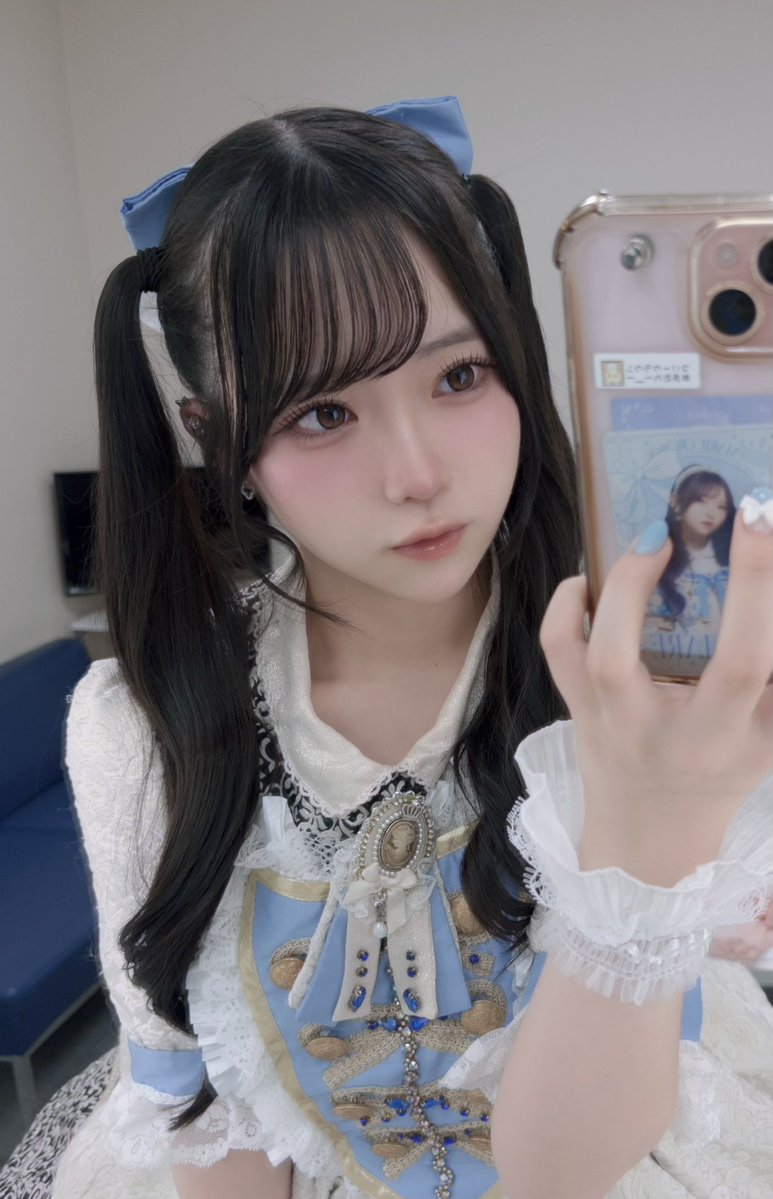 MRCR_homare's tweet photo. 求）かわいいスマホの持ち方 https://t.co/6RjnlkOS5m