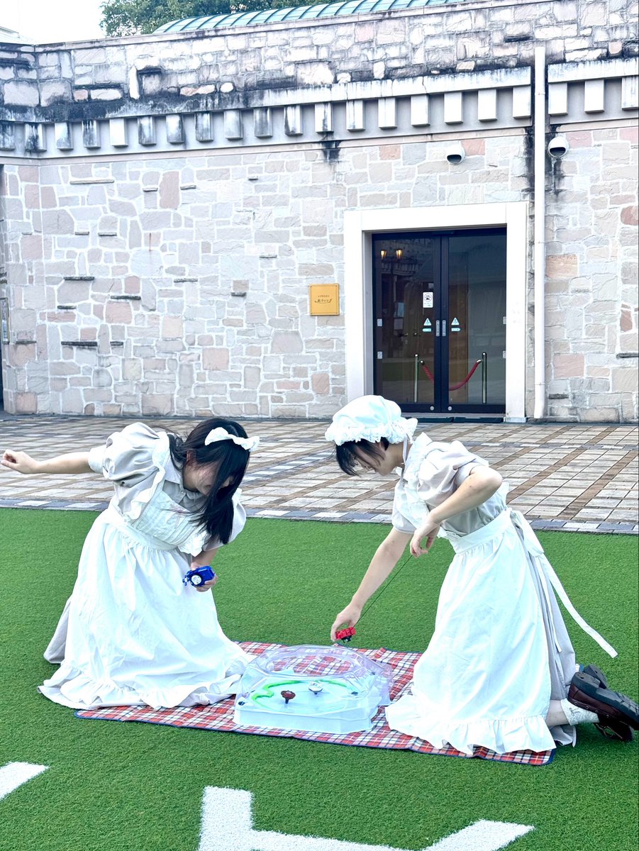 narrative_tea's tweet photo. 主様、来週の三連休はフラリエで…

＼ ベイブレードしませんか❣️／

Birthday Girlメイド長きぃの持ち込み企画✨

朝からお屋敷前(写真奥の建物内)でメイドと一緒にベイブレード開催⚔️❤️‍🔥

参加費無料❣️ベイもお貸しいたしますので、手ブラでぜひご帰宅くださいませ🥰

【ベイバトル⚔️】
📅 10/10〜10/12
⏰ 9:00〜12:00

そしてキッチンカーは並行して
10:00〜16:00まで営業いたします🫖

【キッチンカー営業時間】
📅 10/10〜10/12
⏰ 10:00〜16:00

三連休はNarraTiveで遊び尽くしましょう❣️