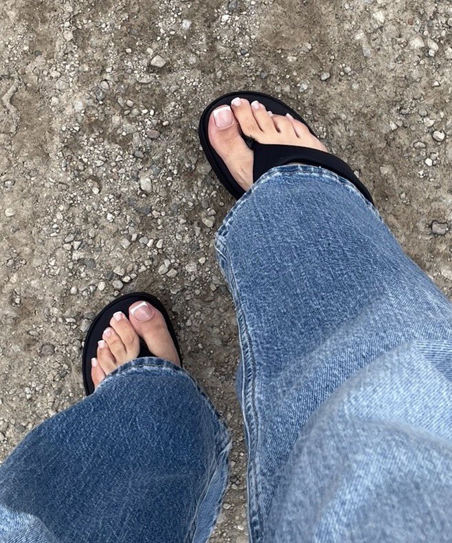 renarojax's tweet photo. Quien me chupa mis pies? 🙈 si es en puebla o ciudad de mexico mejor!!!! https://t.co/7CDNX6uzEC
