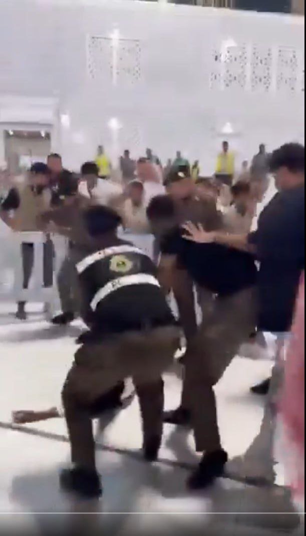 aprajitanefes's tweet photo. #FalseFlage | The fabricated story of a suicide bomber entering the Grand Mosque.
🔹 For several hours, an old video has been widely shared on social media, and some users have claimed that a suicide bomber entered the Grand Mosque with the intention of detonating themselves.
🔹 Investigations show that this video has no connection to recent events, and the person in the video was not, in fact, a suicide bomber.
🔹 This video dates back to February 2017, when a 40-year-old man, after entering the courtyard of the Grand Mosque, poured gasoline on his clothes and intended to set himself on fire. Security forces of the Grand Mosque apprehended and arrested him before he could carry out his act.