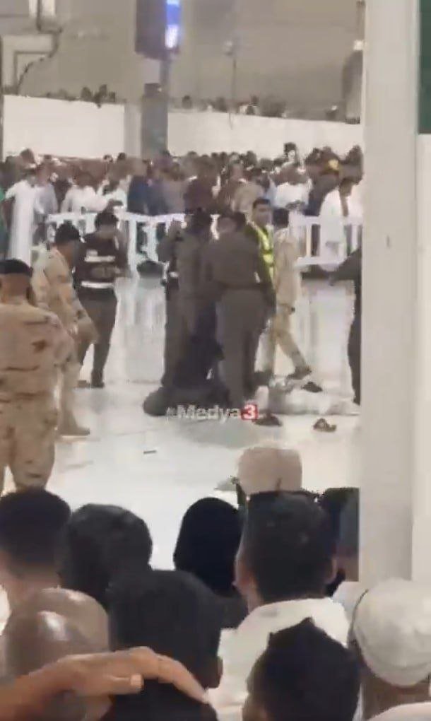aprajitanefes's tweet photo. #FalseFlage | The fabricated story of a suicide bomber entering the Grand Mosque.
🔹 For several hours, an old video has been widely shared on social media, and some users have claimed that a suicide bomber entered the Grand Mosque with the intention of detonating themselves.
🔹 Investigations show that this video has no connection to recent events, and the person in the video was not, in fact, a suicide bomber.
🔹 This video dates back to February 2017, when a 40-year-old man, after entering the courtyard of the Grand Mosque, poured gasoline on his clothes and intended to set himself on fire. Security forces of the Grand Mosque apprehended and arrested him before he could carry out his act.