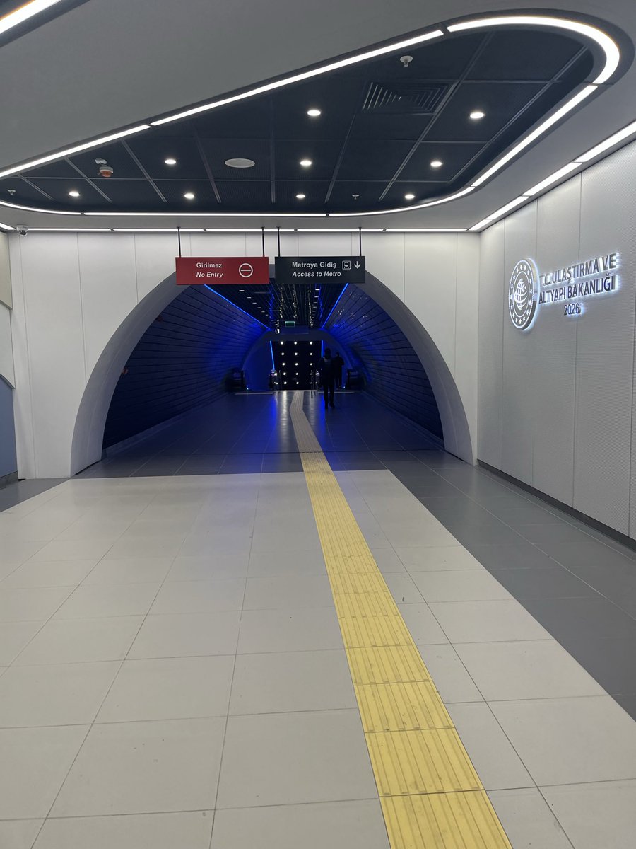 bostren's tweet photo. Sayın ilgililer, Metro güzel olmuş da bazı yerlerde yolculardan biraz boy kısaltması beklenmiş galiba. Neredeyse kafamız değiyor. Yapım sonrası denetimde bu geçiş yükseklikleri kontrol edilmedi mi?
@UABakanligi @uhdgm_uab 
#metro #ulaşım https://t.co/pPJg8TjBvd