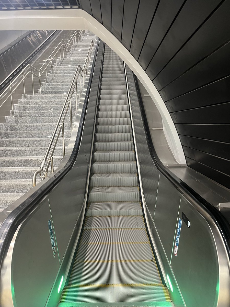 bostren's tweet photo. Sayın ilgililer, Metro güzel olmuş da bazı yerlerde yolculardan biraz boy kısaltması beklenmiş galiba. Neredeyse kafamız değiyor. Yapım sonrası denetimde bu geçiş yükseklikleri kontrol edilmedi mi?
@UABakanligi @uhdgm_uab 
#metro #ulaşım https://t.co/pPJg8TjBvd