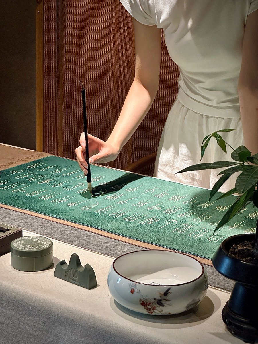 willie_agu_14's tweet photo. The calligrapher prepared his tools carefully to draft documents, no need for extra awkward words! https://t.co/DwcgHY7fUZ