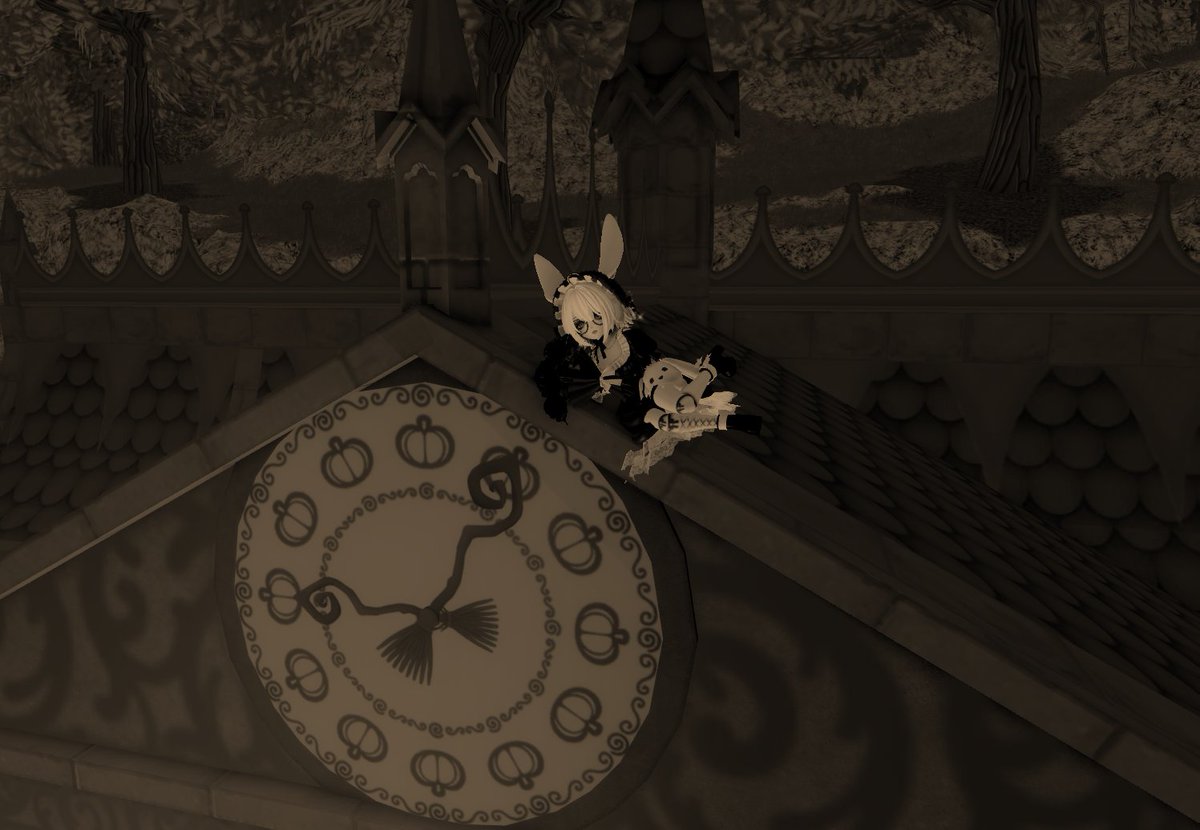 grassgeysers's tweet photo. @RoyaleHighValks first, the costume contest...second, THE WORLD!!!!!1!!!11!!! https://t.co/OhlOMrunEr