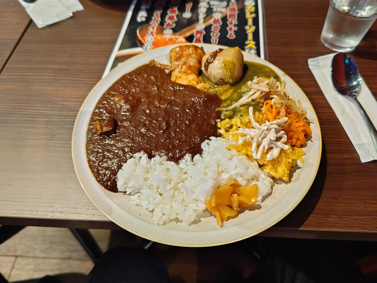 gabin_hero's tweet photo. 久しぶりに外行ったら、もんやんカレー発見
んんん？確か赤坂の行こうと思ったら閉店してたやつ
1回盛り1300円で、ポテトやらタンドリーチキンやら乗せる
つけあわせあるから、ご飯の配置間違えたかな
おかわり1回つき1500円、食べ放題2000円だったけど1回で盛り十分かな https://t.co/ksIWcX4oYg