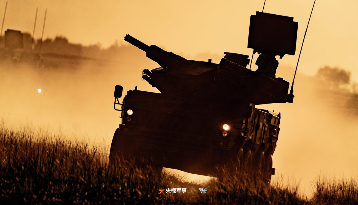 ChinaMilBugle's tweet photo. Drone-killing Monster:
Photos show Type 625 short-range air defense systems attached to Chinese PLA Army engaging targets during live-fire training exercise.
#PLA #Army #AirDefense
#Type625 #SPAAG #GatlingGun
#CounterDrone
#LiveFire #Firepower
#ChinaMilitary #ChinaMilBugle https://t.co/u6N5KAQaGg